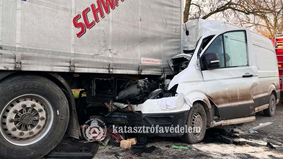 Parkoló kamionba csapódott egy kisteherautó Szolnokon – mentőhelikopter érkezett a sofőrért