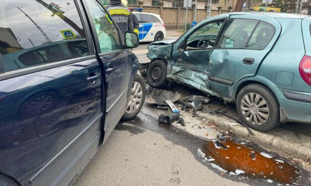 Kitört a Nissan futóműve az ütközés során, hordágyon vitték el a vétlen sofőrt