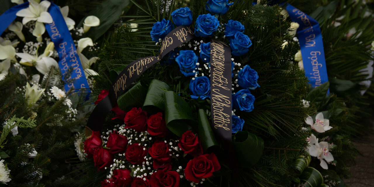 Végső búcsút vettek az újbudai rendőrgyilkosság áldozatától: menyasszonya kék rózsából készített koszorúval búcsúzott tőle – videó