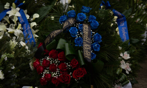 Végső búcsút vettek az újbudai rendőrgyilkosság áldozatától: menyasszonya kék rózsából készített koszorúval búcsúzott tőle – videó