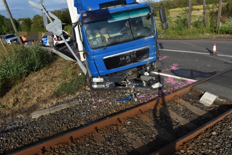 A tilos jelzés ellenére hajtott rá a sorompóra a teherautó, összeütközött a vonattal – Fotók a helyszínről