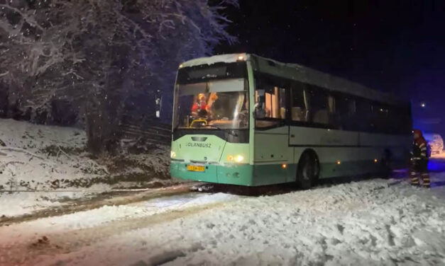 Árokba csúszott, majd keresztbe állt az úton egy menetrend szerint közlekedő busz Somogy vármegyében – videó a mentésről