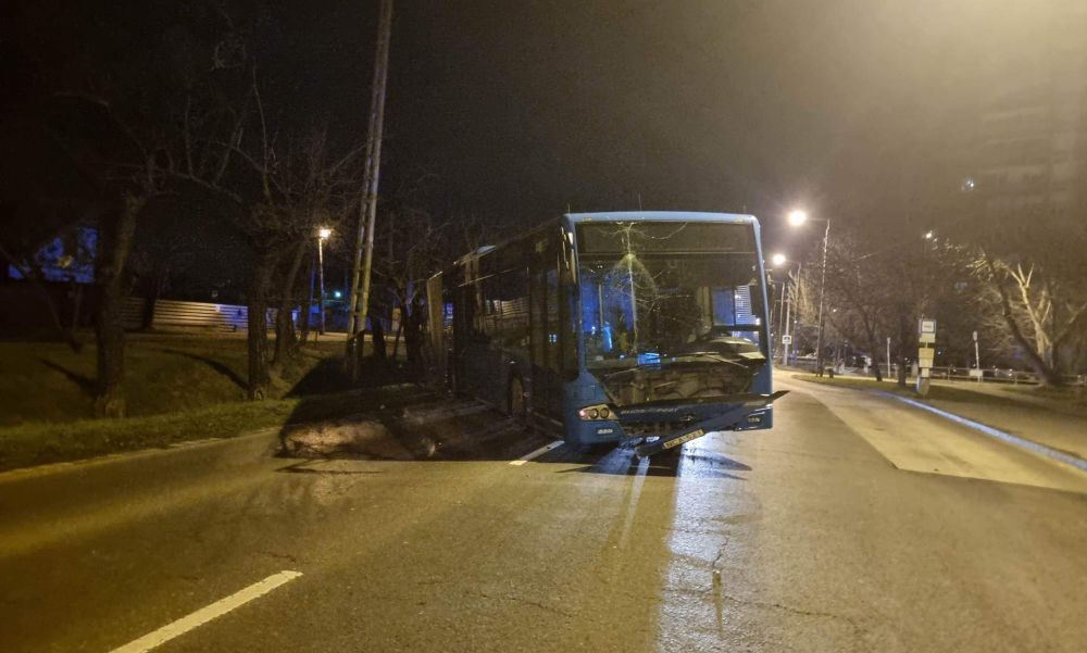 Árokba hajtott egy csuklós busz Budapesten – HELYSZÍNI FOTÓK
