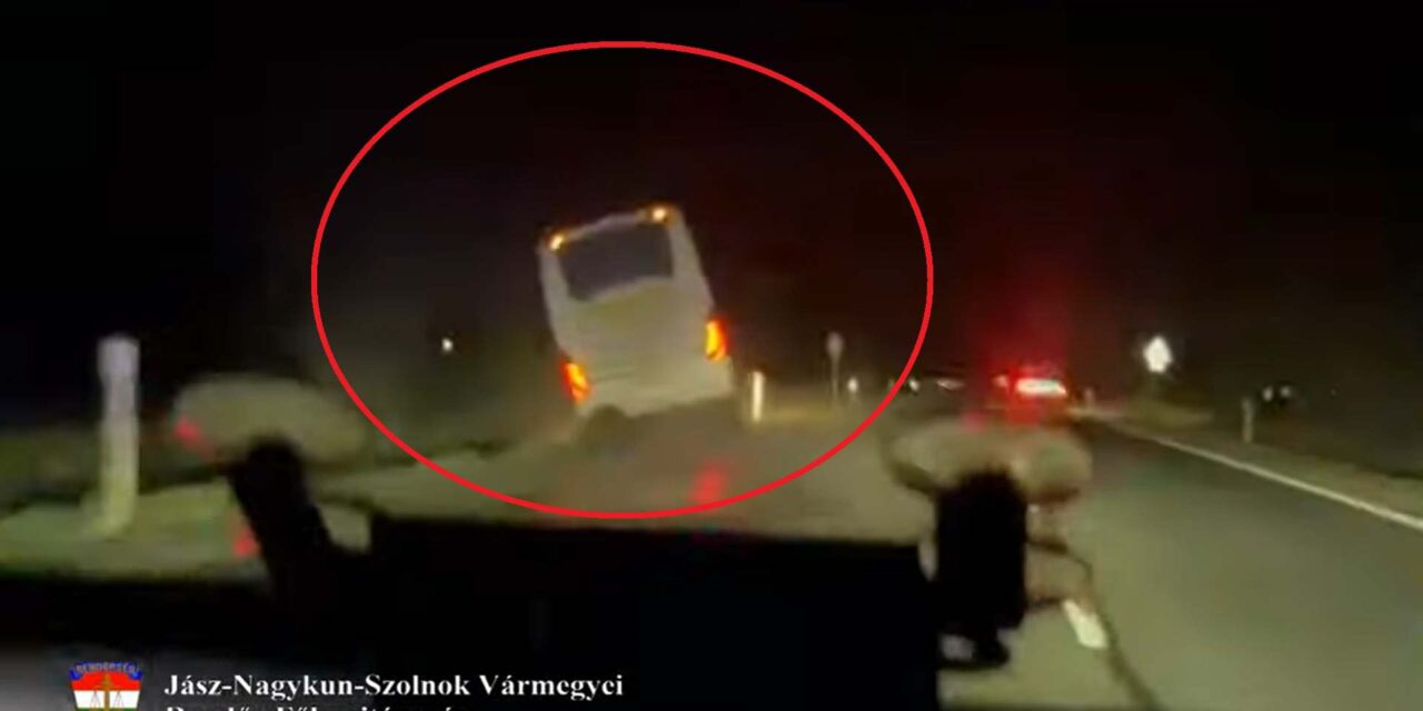 Videón, ahogy az árokba borul a busz, amit egy jászapáti férfit lopott el – négy vármegyén át üldözték