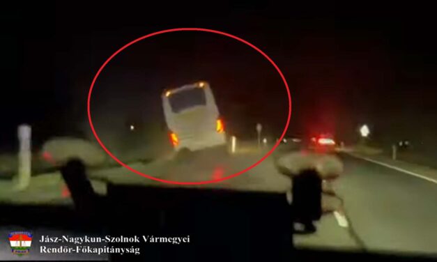 Videón, ahogy az árokba borul a busz, amit egy jászapáti férfit lopott el – négy vármegyén át üldözték