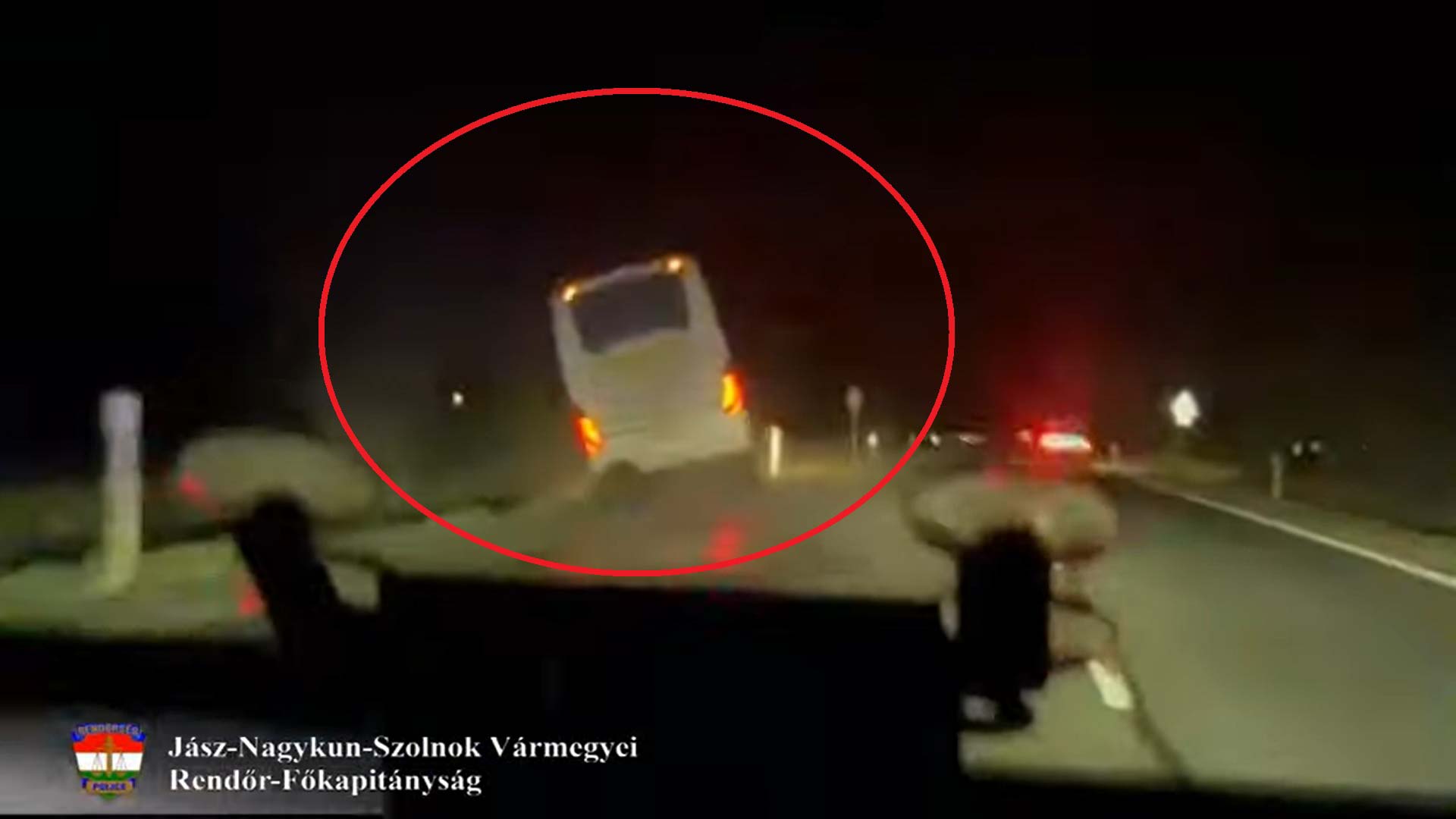 Videón, ahogy az árokba borul a busz, amit egy jászapáti férfit lopott el – négy vármegyén át üldözték