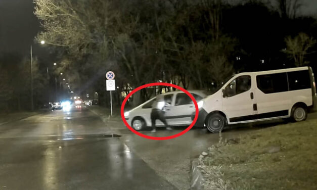 Belekapaszkodtak a kocsijába, majd kidöntött egy táblát az autós, amikor váratlanul megtámadták – videón a brutális eset