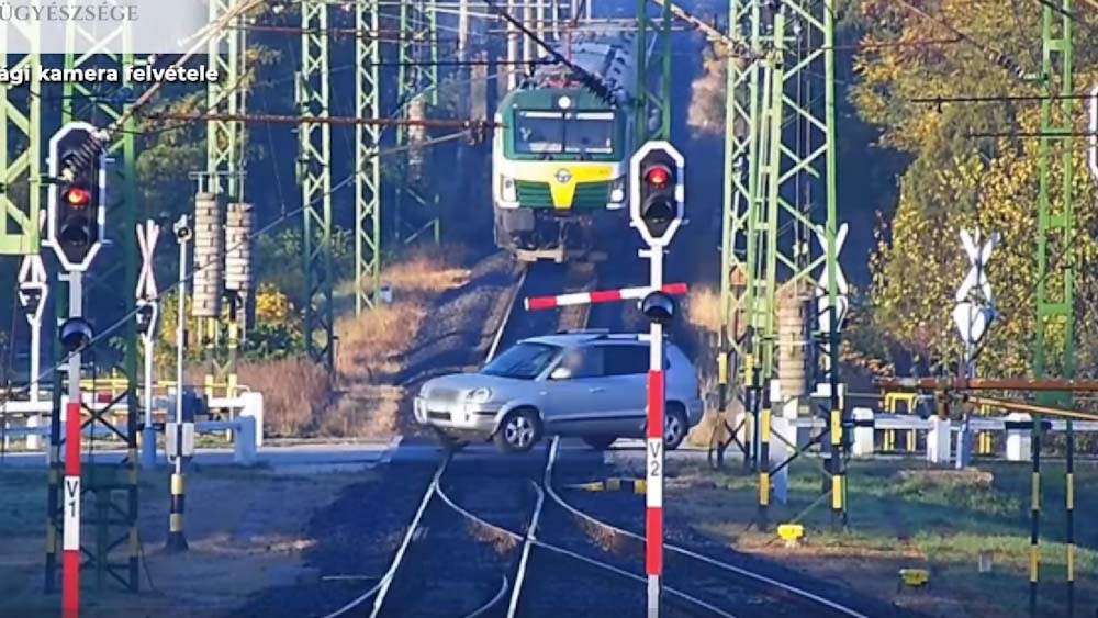 Vádat emeltek a 25 éves sofőr ellen, aki letörte a vasúti átjáró sorompóját, majd éppen áthajtott a vonat előtt – videó