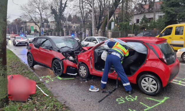 Nyílt bokatörése lett egy futárnak, miután autója frontálisan karambolozott a fővárosban