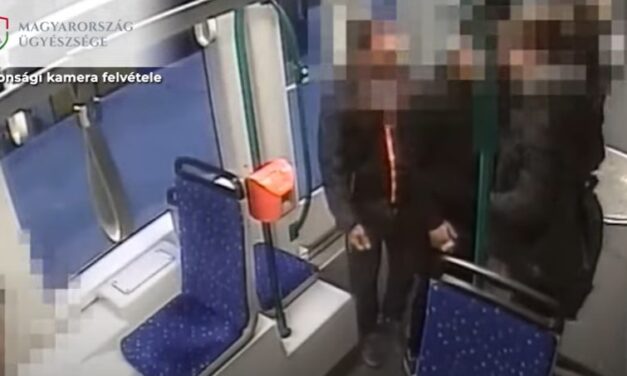 Kamasz fiúkat raboltak ki egy budapesti villamoson –  Videón a döbbenetes eset