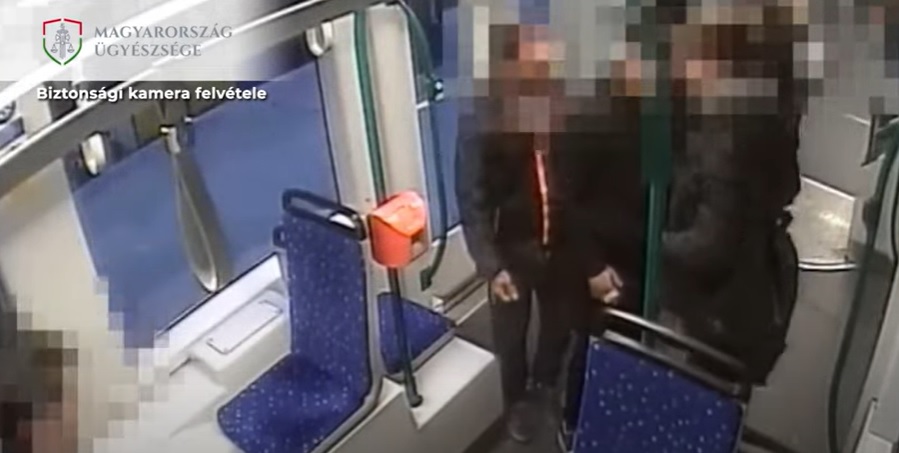 Kamasz fiúkat raboltak ki egy budapesti villamoson –  Videón a döbbenetes eset