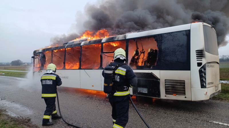 Megdöbbentő baleset: pillanatok alatt borítottak el a lángok egy menetrend szerint közlekedő autóbuszt szombaton