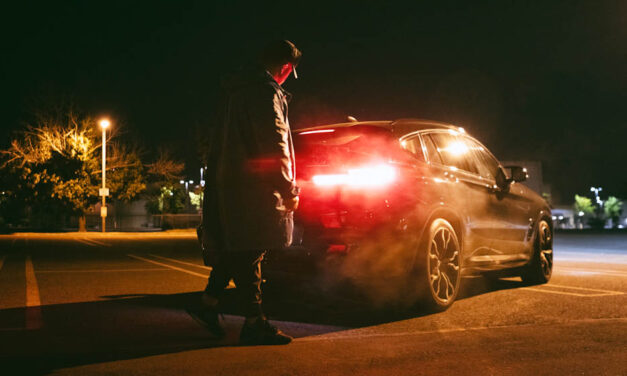 Videón, ahogy kis híján tragédiával végződik egy illegális gyorsulási verseny a fővárosban