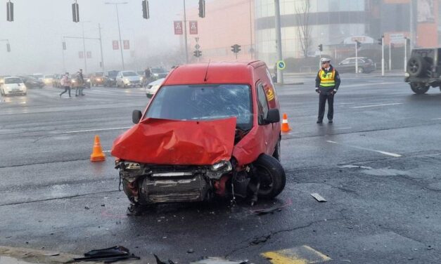 Egy furgon és egy tartálykocsi ütközött Budapesten, több tíz liter üzemanyag folyt az útra – HELYSZÍNI FOTÓK