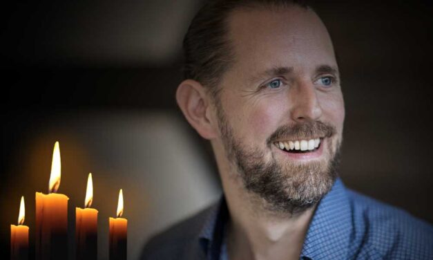 Összefogott a Pest megyei város: gyűjtést szerveztek a tragikus körülmények közt elhunyt négygyermekes, Móricz-Sabján Simon, ismert fotós családjának javára