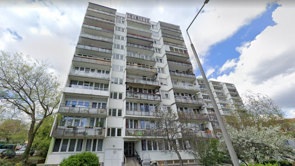 Egy szál nadrágban, mezítláb vetette ki magát a tizedik emeletről egy 17 éves fiú Budapesten
