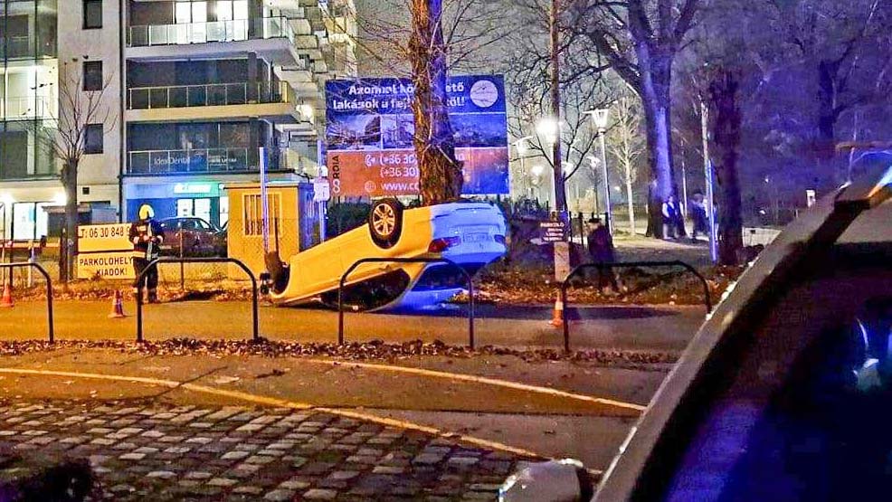Feje tetejére állt egy BMW Budapesten, a sofőr elmenekült a helyszínről – helyszíni fotók