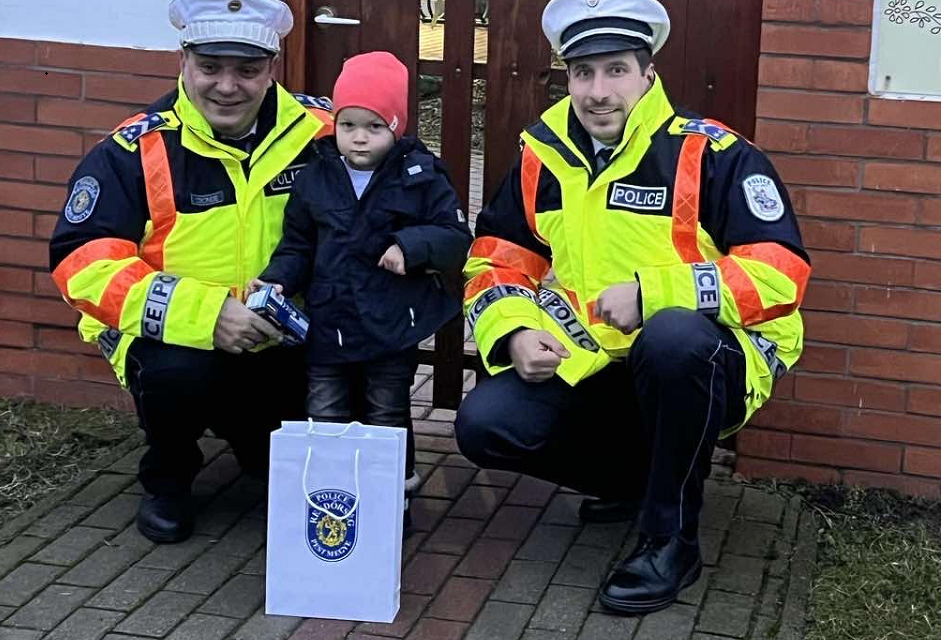 Micsoda meglepetés! Rendőrök váltották valóra a kis Áden legnagyobb álmát: elképesztő öröm érte a 3 éves fiúcskát