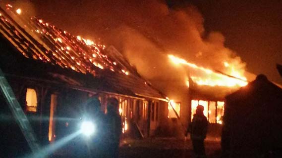 Több autó is megsemmisült a tűzben – leégett egy autószerelő műhely a Somogy megyei Kadarkúton – HELYSZÍNI FOTÓKKAL