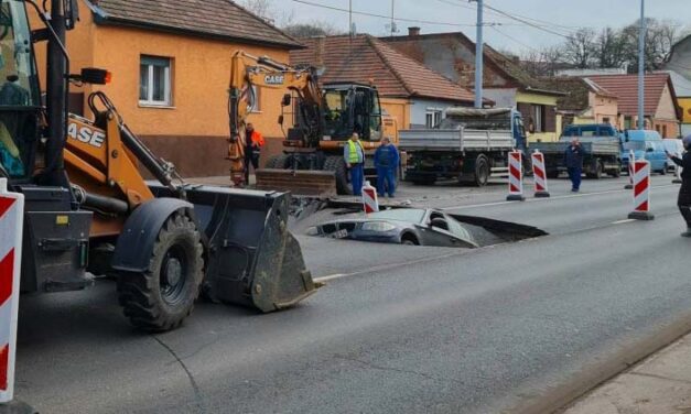 Sokkoló: beszakadt az út és elnyelt egy autót Debrecenben – hiába kiabáltak a BMW sofőrjének, már késő volt