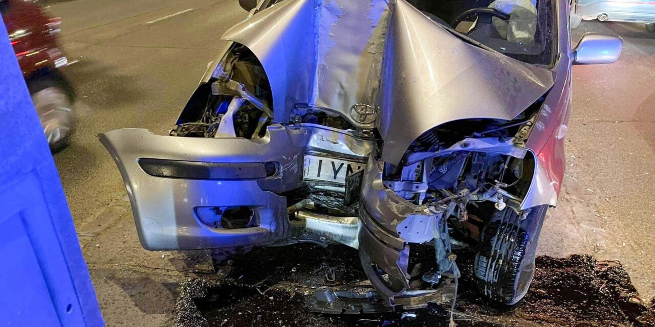 Csak a szerencsén múlt, hogy nem történt tömegbaleset – telibe trafálta a villanyoszlopot egy Toyota Yaris a fővárosi Szentendrei úton