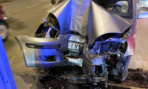 Csak a szerencsén múlt, hogy nem történt tömegbaleset – telibe trafálta a villanyoszlopot egy Toyota Yaris a fővárosi Szentendrei úton
