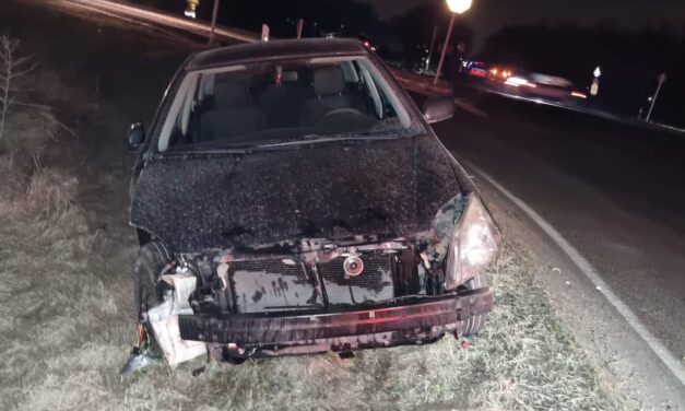 Ismét megtörtént a baj: egy kamion előtt csúszott árokba két autó az 51-es út legveszélyesebb kereszteződésében