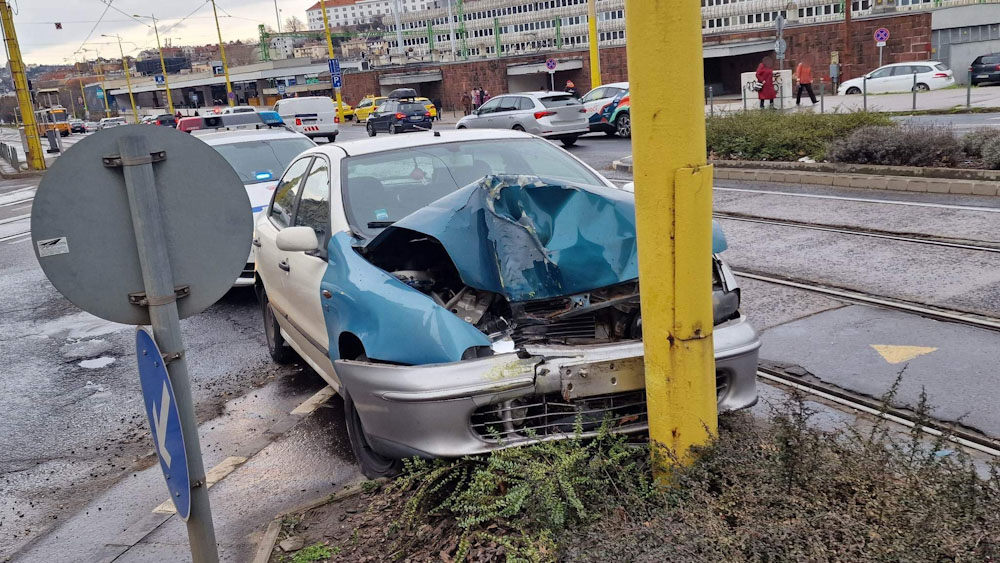 Balesetet okozott, majd cserbenhagyta az oszlopnak ütköző autóst egy sofőr Budapesten