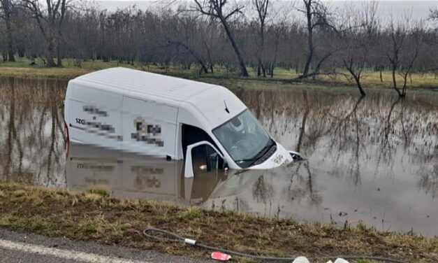 Másfél méter mély, vízzel teli árokban kötött ki furgonjával az a sofőr, aki elaludt vezetés közben