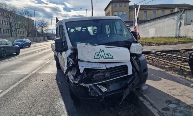 Frontális karambol, megsérült gyerekek, árokba hajtott autó – országszerte sok baleset történt az időjárás miatt