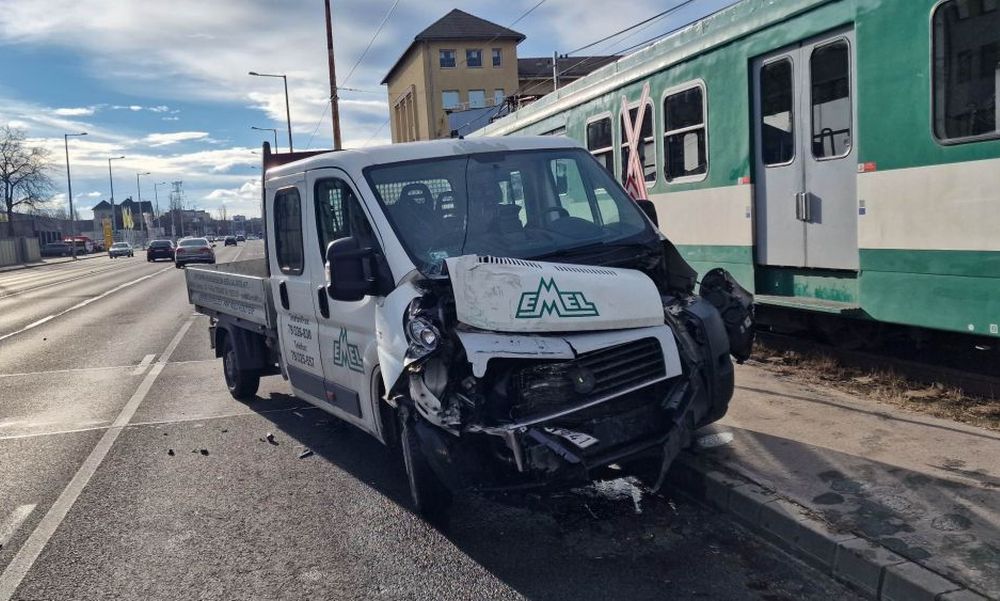 Rommá tört az a kisteherautó, amelyik HÉV-nek hajtott Budapesten a Soroksári útnál – HELYSZÍNI FOTÓK