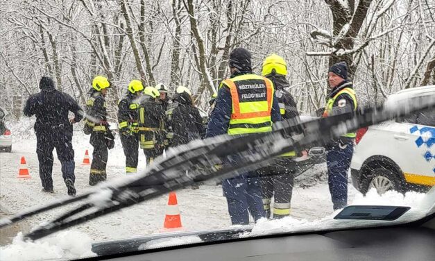 Dráma a hóesésben: Árokba borult az autójával egy édesanya és a gyermeke, Zsámbék polgármestere segítette a mentést, közben az ő autójába is belerohantak