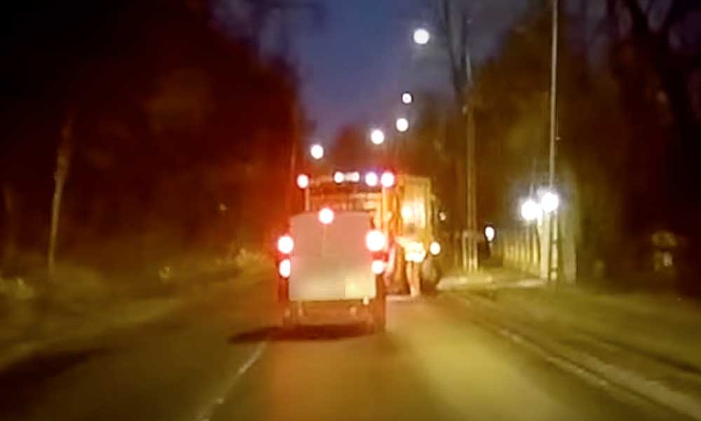 Videón a durva becsapódás – Kukásautóba rohant egy furgon Budapesten, elképesztő mi történt az ütközés előtti másodpercben