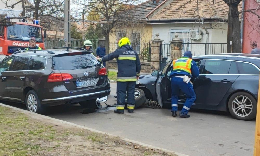 Súlyos baleset történt Budapesten: egy nő éppen a hátsó ajtót kinyitva tette kislányát a gyerekülésbe, amikor elgázolták