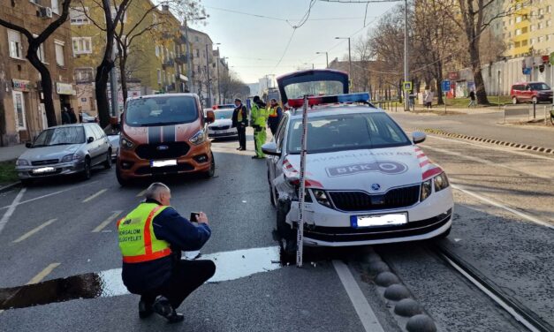 Nem figyelt eléggé a Ford sofőrje, a BKK zavarelhárító Skodája bánta – baleset a fővárosban