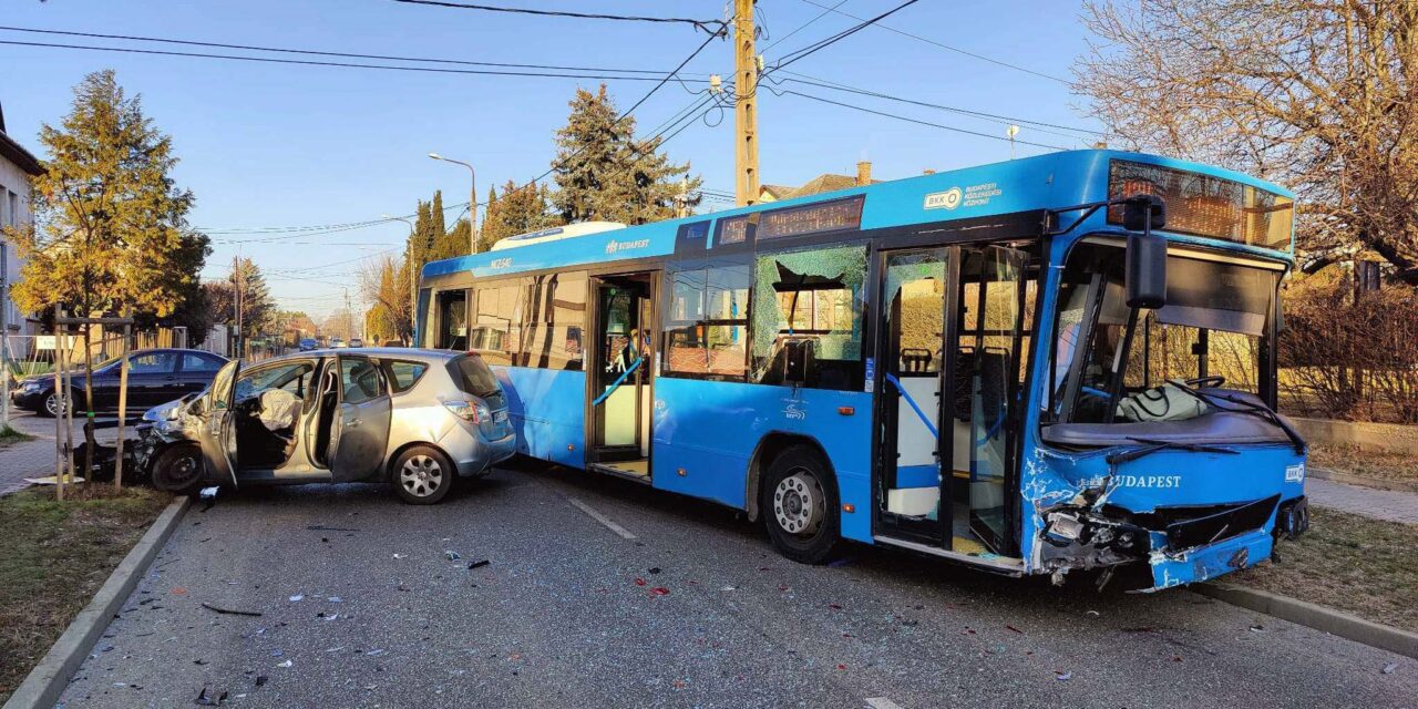 A fék helyett a gázra lépett az Opel sofőrje, nagy erővel ütközött egy busszal a fővárosban – többen is súlyosan megsérültek