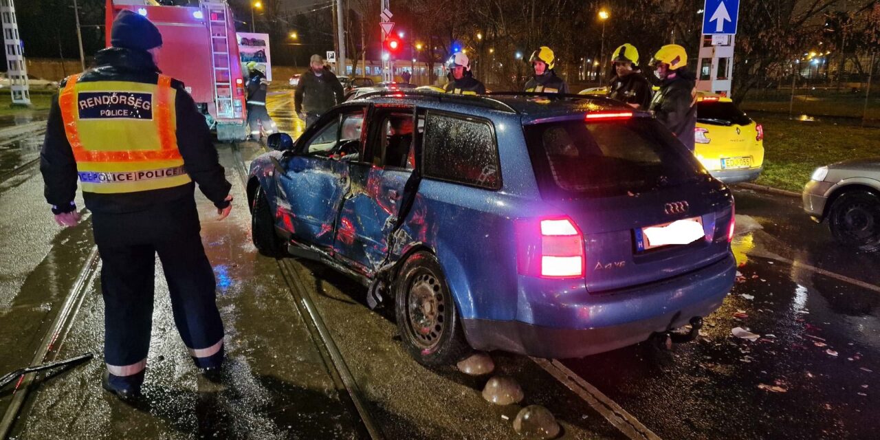 Belehajtott a 37-es villamos a figyelmetlen sofőr Audijába, egy Ford is megsérült a fővárosi balesetben