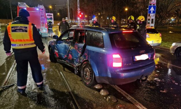 Belehajtott a 37-es villamos a figyelmetlen sofőr Audijába, egy Ford is megsérült a fővárosi balesetben