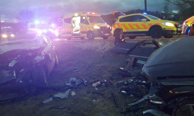 Audi és Lexus ütközött frontálisan a Balatonnál – hét mentőautó a helyszínen, egy kisbaba is megsérült