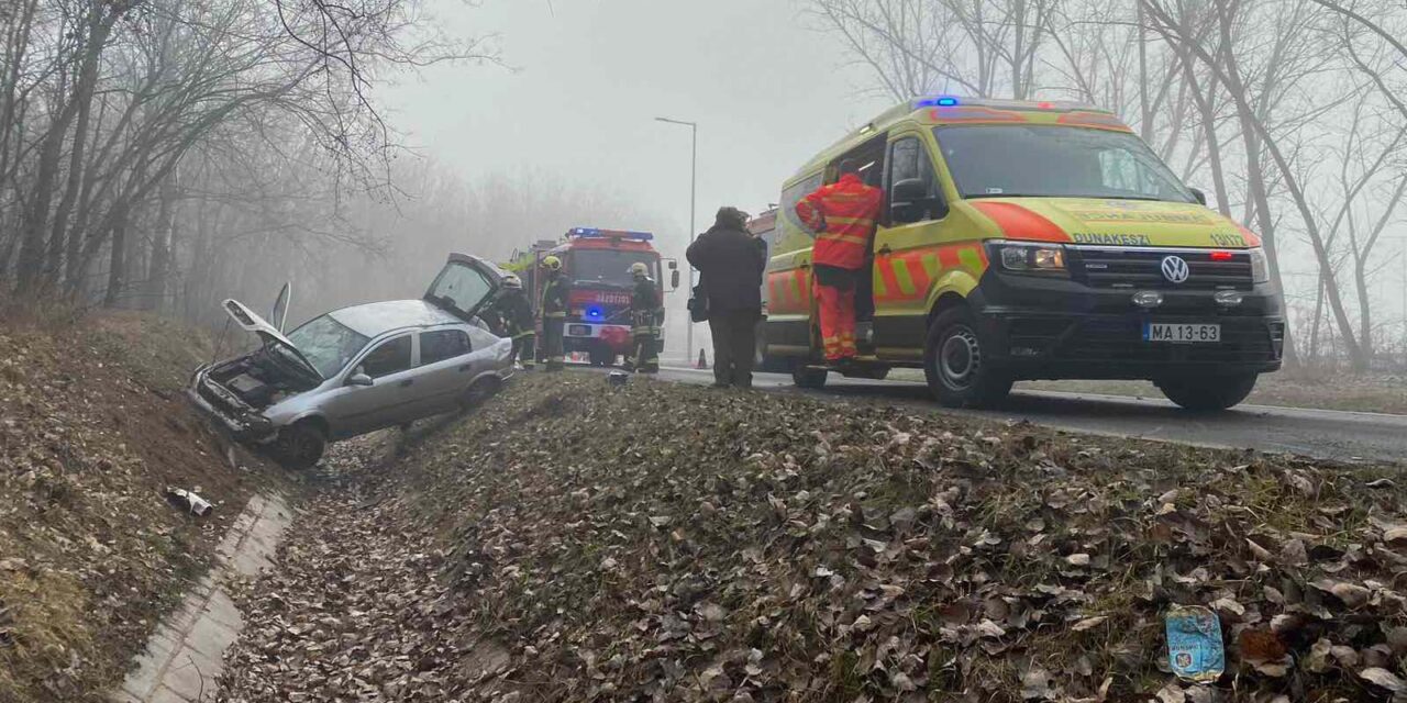 Árokba csapódott egy Opel Fóton, súlyos sérültekért érkeztek a mentők