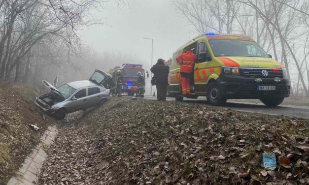 Árokba csapódott egy Opel Fóton, súlyos sérültekért érkeztek a mentők