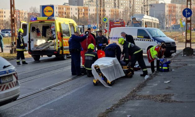 Küzdelem az életért az ütközés után – az úttesten élesztették újjá az Iveco sofőrjét, miután összeomlott a keringése  