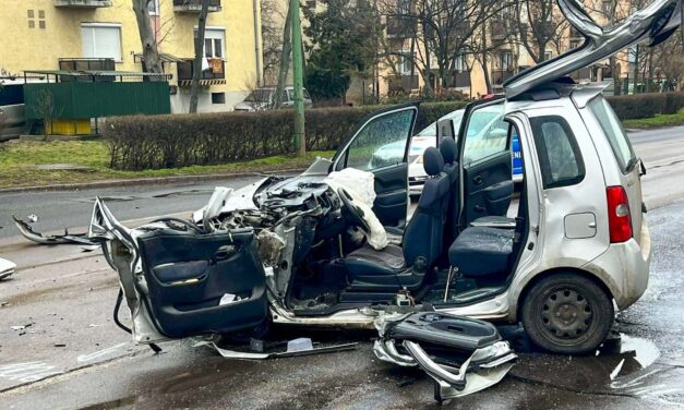 Hét és fél tonnás teherautóba csapódott egy Suzuki Gyöngyösön – a hátsó ajtót is le kellett vágni, hogy kiszabadítsák a sofőrt