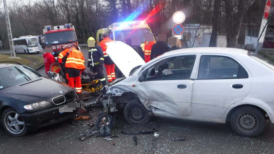 Frontális ütközés Kaposváron – a légzsákok is kinyíltak, amikor egymásba rohant a BMW és a Dacia egy kanyarban