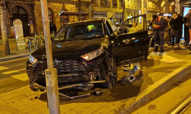 Akciófilmbe illő baleset a budapesti Nagykörúton – az ütközés után a villamosmegállóban kötött ki a terepjáró. Óriási szerencséjük volt a várakozó utasoknak