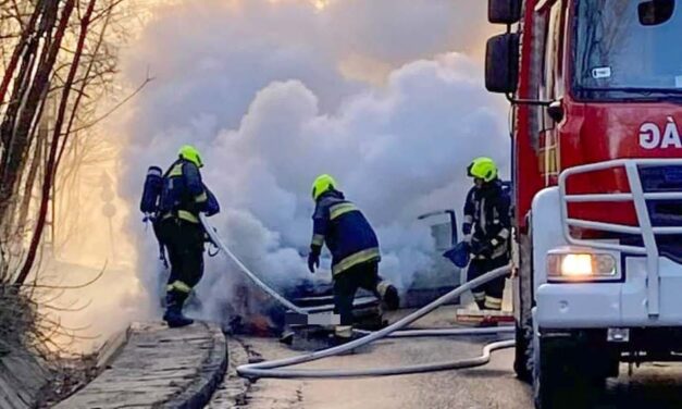 Ijesztő lángokkal égett egy Volvo Budakeszin – a tűzoltók gyors segítsége előzte meg a nagyobb bajt