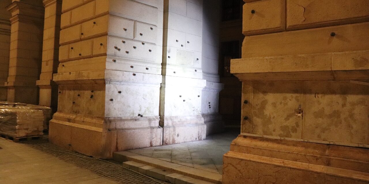 Döbbenet: megrongáltak egy ’56-os emlékművet Budapesten: tízmilliós kárt okoztak – videón a hihetetlen eset