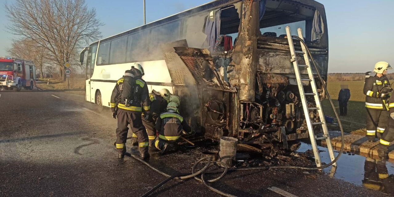 Kigyulladt egy menetrend szerinti járat Veszprém közelében – a buszvezető lélekjelenlétén múlt, hogy nem történt tragédia
