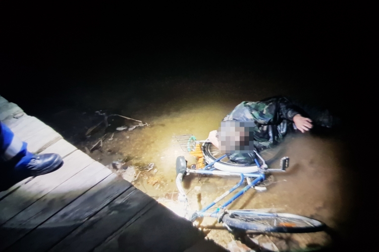Iszapos vízben fekvő férfi életét mentették meg a tiszafüredi rendőrök