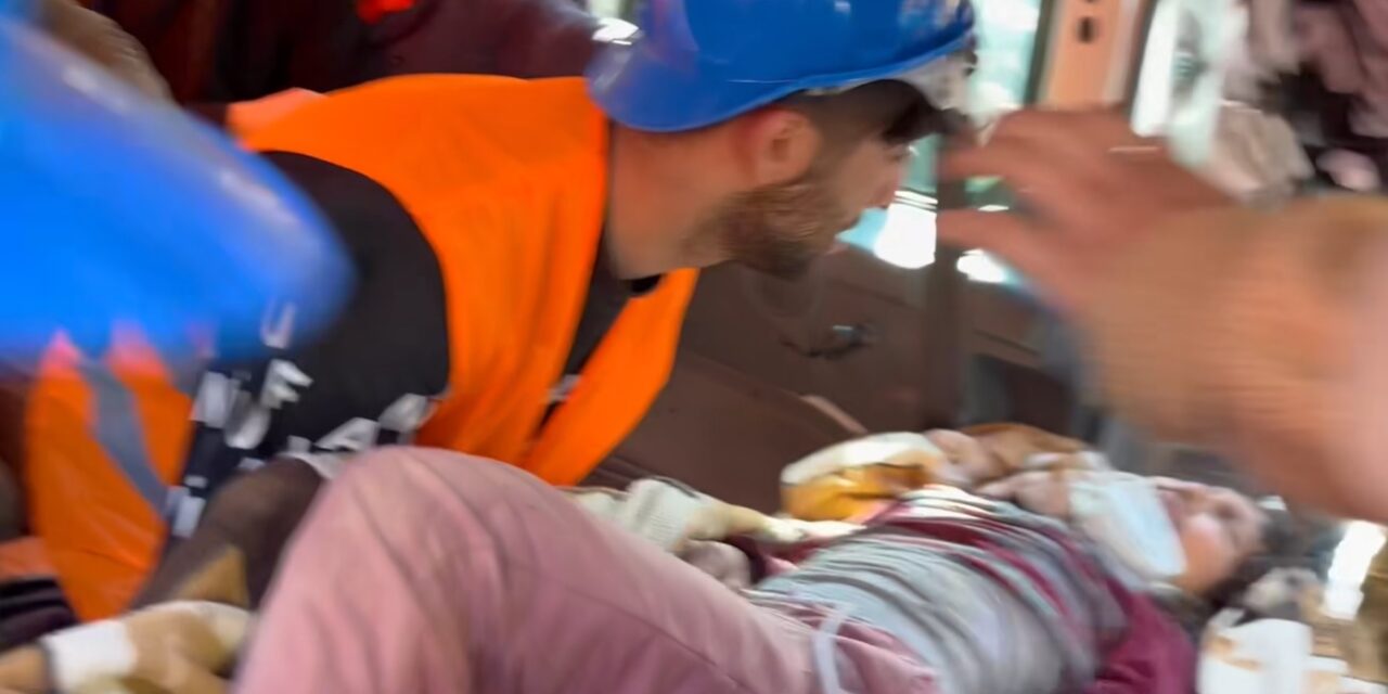 Földrengés Törökországban: videón a csoda, ahogy felszínre hozzák a magyar speciális mentők a kislányt, aki több mint 50 órát töltött a romok alatt